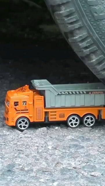 大皮卡對(duì)上玩具汽車 一場懸殊的碰撞與小車銷售的啟示